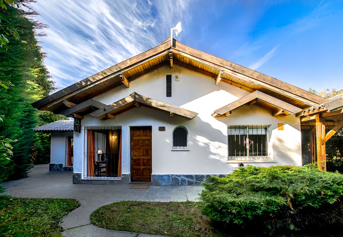 Casa en San Carlos de Bariloche - Casa Los Cerezos con estacionamiento