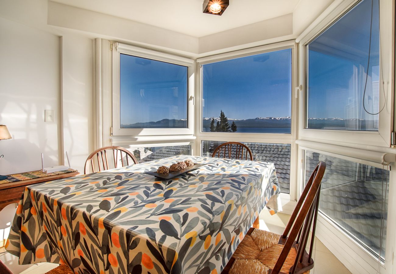 Apartamento en San Carlos de Bariloche - Apart Nahuel Huapi con vista al lago y estac.