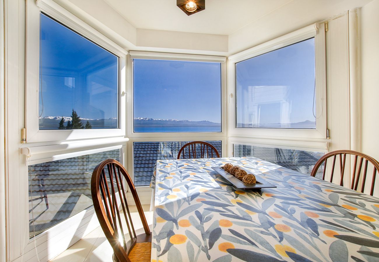 Apartamento en San Carlos de Bariloche - Apart Nahuel Huapi con vista al lago y estac.