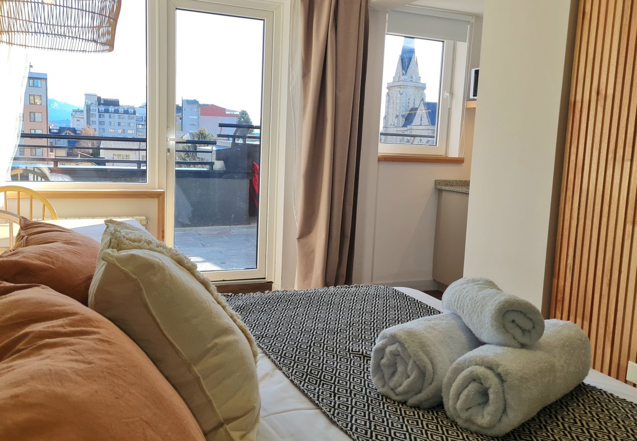 Estudio en San Carlos de Bariloche - LLANTEN departamento con vista al Lago y estaciona
