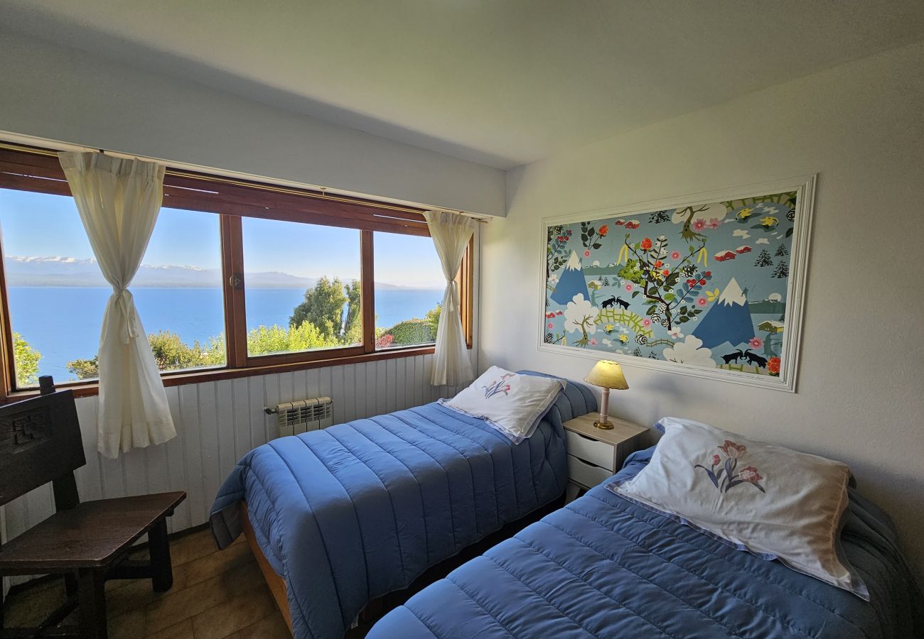Casa en San Carlos de Bariloche - Naguia con espectacular vista al lago y parrilla