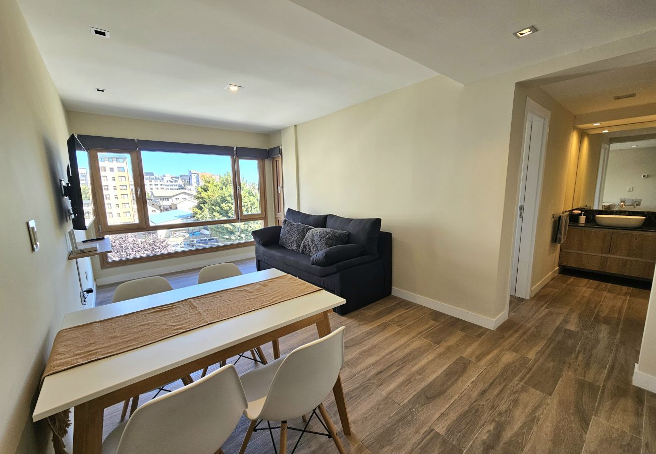 Apartamento en San Carlos de Bariloche - CUATRO SOLES en pleno centro con estacionamiento