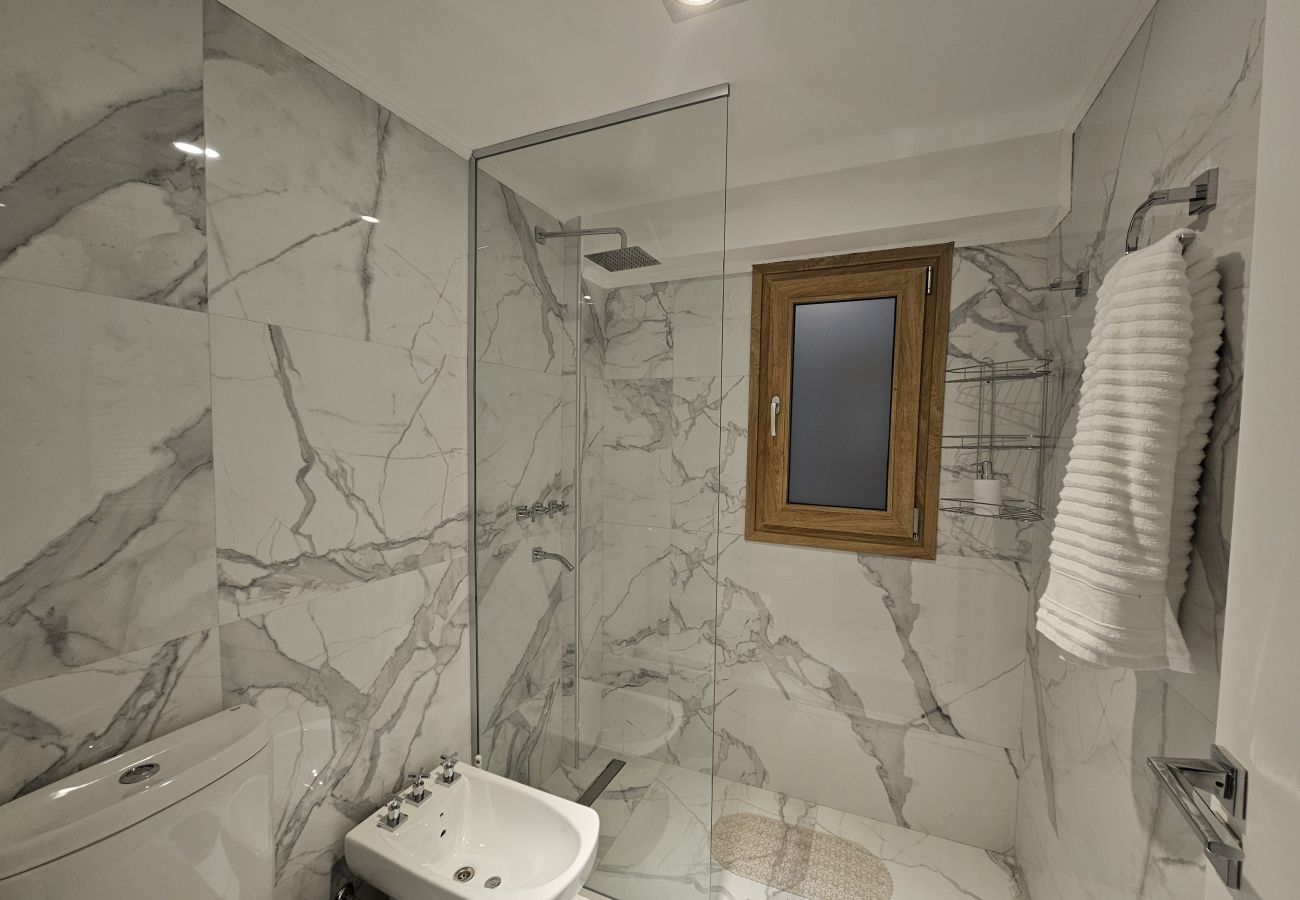 Apartamento en San Carlos de Bariloche - CUATRO SOLES en pleno centro con estacionamiento