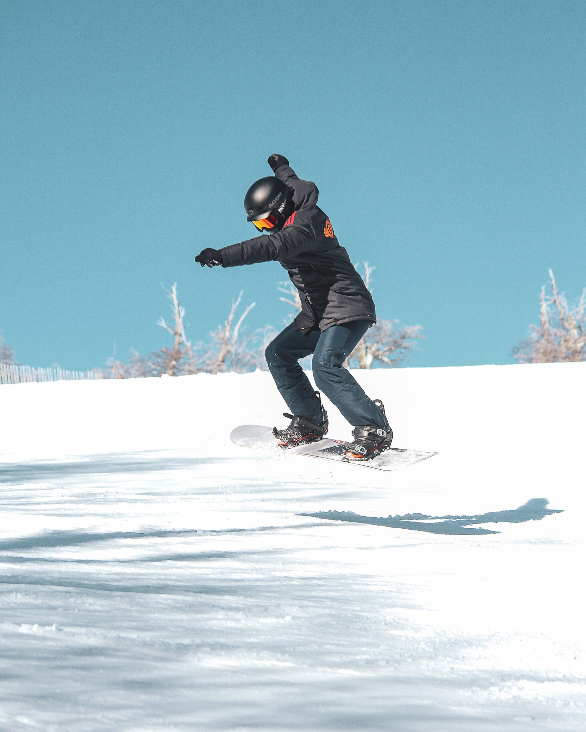 Snowboarder saltando en la nieve cerca de San Martín de los Andes